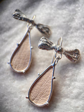 Load image into Gallery viewer, Sandy Bow Earrings
